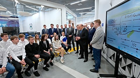 O Ρώσος πρωθυπουργός Μιχαήλ Μισούστιν μιλάει σε φοιτητές του Κρατικού Πανεπιστημίου Λομονόσωφ της Μόσχας το 2023