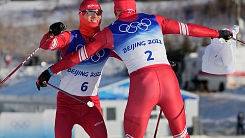 Les médaillés russes Alexander Bolshunov et Denis Spitsov aux Jeux d'hiver de 2022 à Pékin.