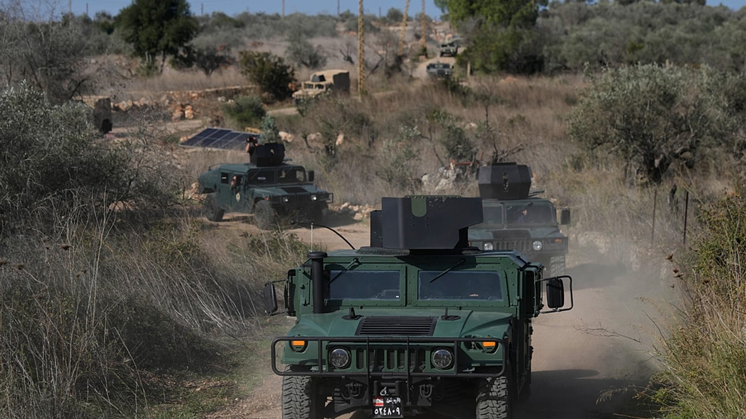 موكب من مركبات الجيش اللبناني يسير بالقرب من الحدود مع إسرائيل في قرية علما الشعب، الجمعة 28 نوفمبر/تشرين الثاني 2025. 