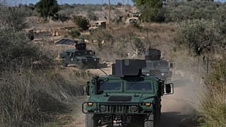 موكب من مركبات الجيش اللبناني يسير بالقرب من الحدود مع إسرائيل في قرية علما الشعب، الجمعة 28 نوفمبر/تشرين الثاني 2025. 