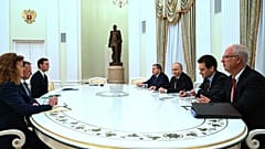 الرئيس الروسي فلاديمير بوتين خلال المحادثات مع المبعوث الأمريكي ستيف ويتكوف، وجاريد كوشنر، صهر الرئيس الأمريكي، الكرملين في موسكو، روسيا، الثلاثاء 2 ديسمبر/كانون الأول 2025.