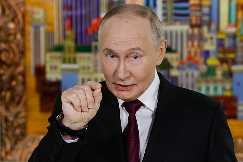 الرئيس الروسي فلاديمير بوتين يتحدث إلى الصحفيين بعد الجلسة العامة لمنتدى الاستثمار "روسيا تنادي" التابع لبنك VTB في موسكو، الثلاثاء 2 ديسمبر/كانون الأول 2025.