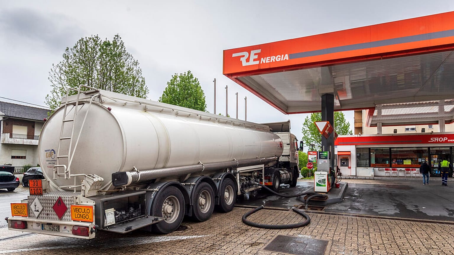 Um camião-cisterna entrega combustível num posto de gasolina em Braga, norte de Portugal, na quarta-feira, 17 de abril de 2019.
