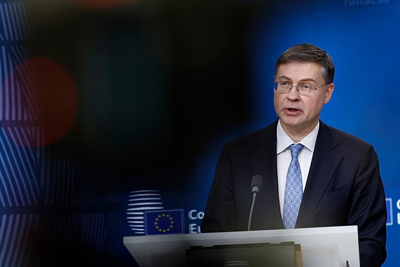 Valdis Dombrovskis durante uma conferência de imprensa após uma reunião dos ministros das Finanças da UE no edifício do Conselho Europeu, em Bruxelas, 21 de janeiro 2025
