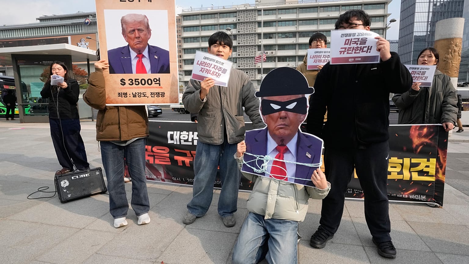 طلاب الجامعات الكورية الجنوبية يحتجون ضد الولايات المتحدة. سياسة الرسوم الجمركية التي ينتهجها الرئيس دونالد ترامب على بلدهم، ، كوريا الجنوبية، الخميس 20 نوفمبر 2025