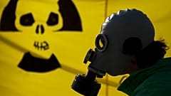 Gaz maskeli bir adam, Japonya'daki Fukushima reaktör felaketinin ardından nükleer enerjiye karşı Şansölyelik binası yakınında protesto ediyor, Berlin, 26 Mart 2011