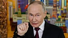Le président russe Vladimir Poutine s'adresse aux journalistes après la session plénière du forum d'investissement VTB "Russia Calling" à Moscou, mardi 2 décembre 2025.