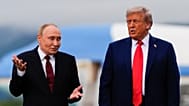 El presidente Donald Trump y el presidente de Rusia, Vladímir Putin, conversan el 15 de agosto de 2025, en la Base Conjunta Elmendorf-Richardson, Alaska.