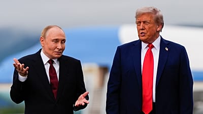 Президент США Дональд Трамп и президент России Владимир Путин беседуют 15 августа 2025 года на объединенной базе "Элмендорф-Ричардсон", штат Аляска.