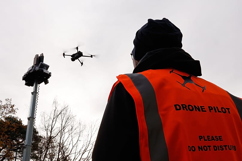 Un operador de drones vuela un dron durante una demostración de un sistema móvil antidrones en Geel, Bélgica, el martes 2 de diciembre de 2025.