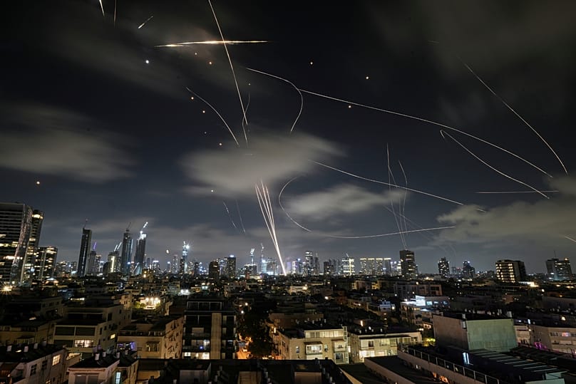 El sistema de defensa aérea israelí Cúpula de Hierro intercepta misiles durante un ataque iraní en Tel Aviv, Israel, el 18 de junio de 2025. (Foto AP/Leo Correa, Archivo)