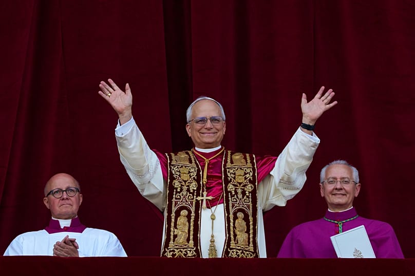 El recién elegido Papa León XIV aparece en el balcón de la Basílica de San Pedro en el Vaticano, el jueves 8 de mayo de 2025. 