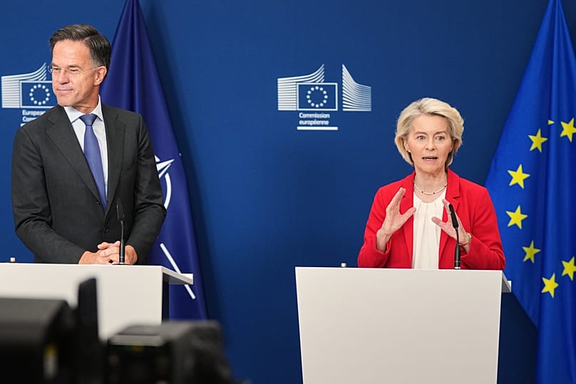 La presidenta de la Comisión Europea a la derecha, y el secretario general de la OTAN participan en una rueda de prensa en Bruselas, el 30 de septiembre de 2025.