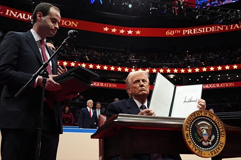 El presidente Donald Trump firma una orden ejecutiva el 20 de enero de 2025 en Washington.