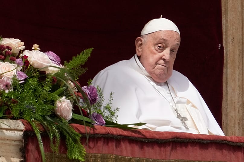 El Papa aparece en el quiosco central de la Basílica de San Pedro para impartir la bendición al final de la Misa en la Plaza de San Pedro en el Vaticano, el 20 de abril.