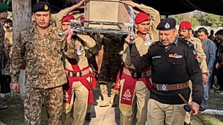 Askerler ve polisler hayatını kaybeden yerel yetkilinin tabutunu taşırken, 2 Aralık 2025