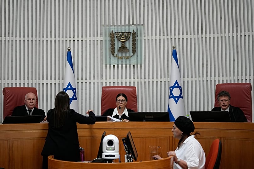 رئيسة المحكمة العليا الإسرائيلية، تجلس على المنصة مع القاضيين عوزي فوجلمان، وإسحاق عميت، خلال جلسة استماع، الخميس 3 أغسطس/آب 2023. 