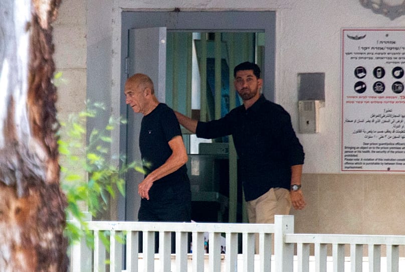  رئيس الوزراء الإسرائيلي السابق إيهود أولمرت يغادر السجن بعد انتهاء عقوبته، في الرملة، إسرائيل، الأحد 2 يوليو/تموز 2017.