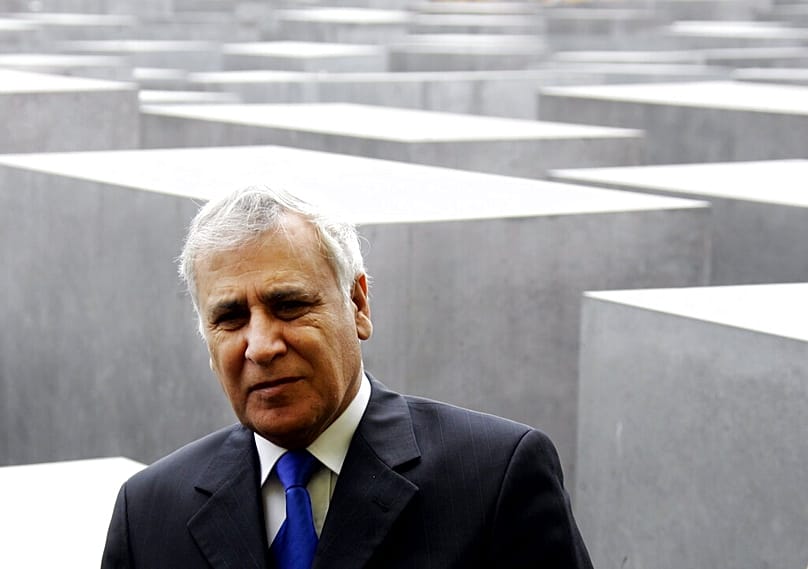 الرئيس الإسرائيلي موشيه كاتساف يزور النصب التذكاري للمحرقة في برلين يوم الأربعاء، 1 يونيو، 2005.