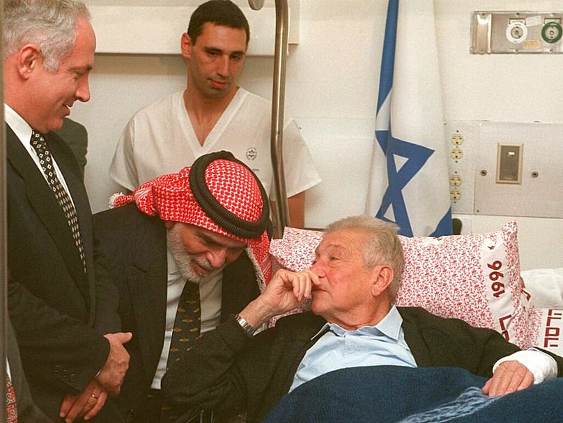 الملك حسين ملك الأردن، يستمع إلى الرئيس الإسرائيلي عزرا وايزمان الذي يرقد في أحد المستشفيات يوم الأحد 16 مارس 1997.