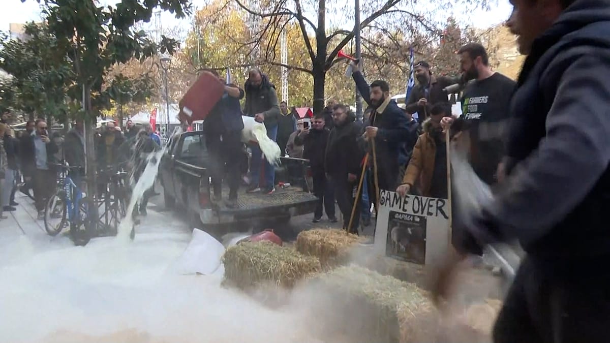 Video. Greek farmers intensify nationwide road blockades