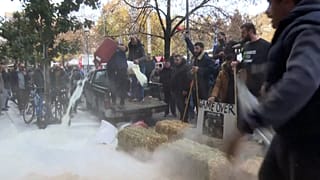 Em protesto, agricultores gregos espalham leite, feno e trigo na estrada, Larissa, Grécia, 2 de dezembro de 2025