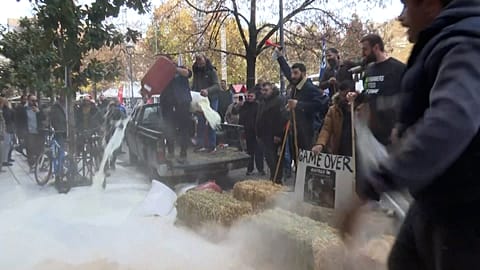 En señal de protesta, agricultores griegos esparcieron leche, heno y trigo en la carretera, Larisa, Grecia, dos de diciembre de 2025