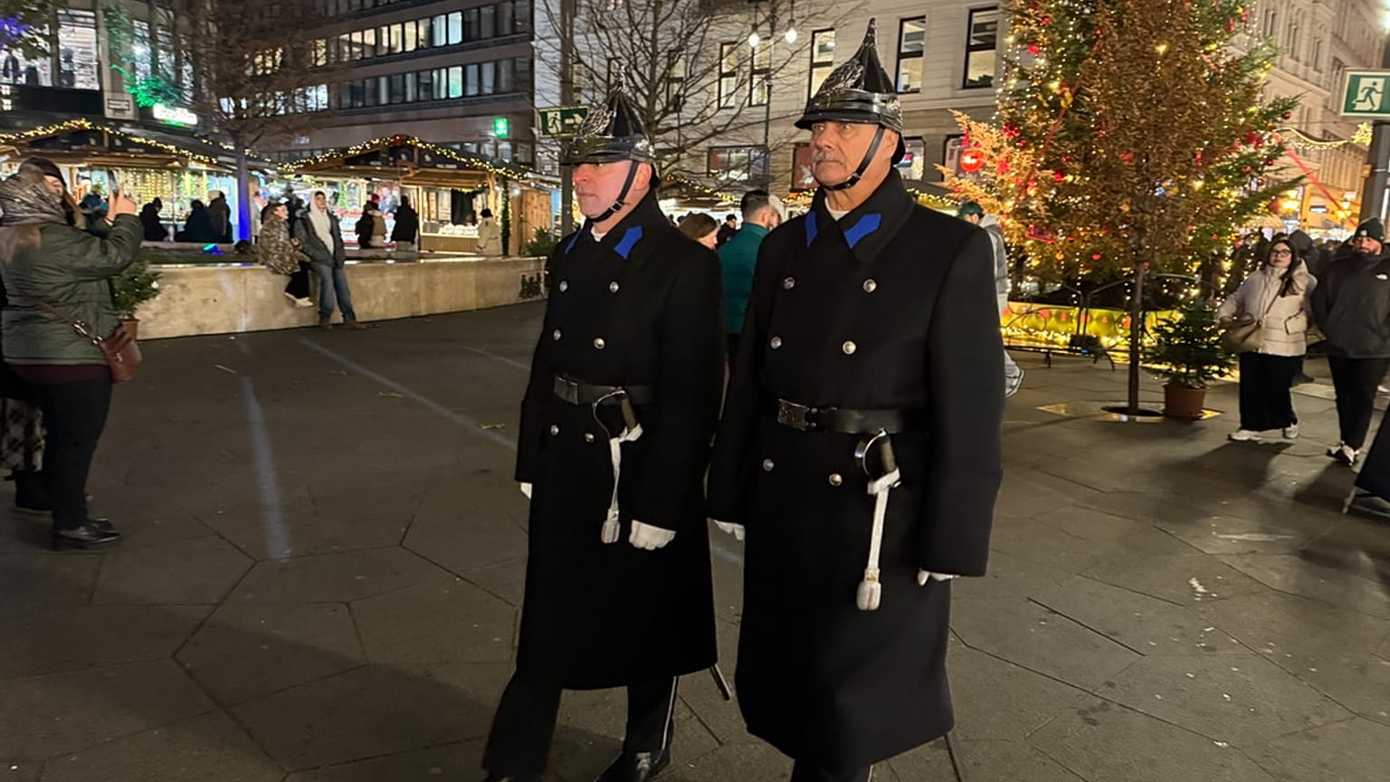 Régi díszviseletbe öltözött rendőrök járőröznek a Vörösmarty téren