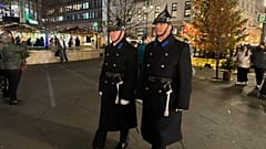 Régi díszviseletbe öltözött rendőrök járőröznek a Vörösmarty téren