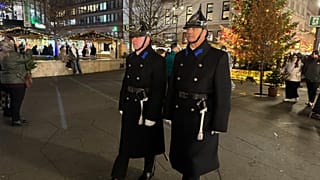 Régi díszviseletbe öltözött rendőrök járőröznek a Vörösmarty téren