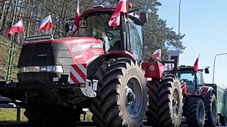 Zdj. archiwalne: ciągniki z polskimi flagami ustawiają się, aby zablokować drogę w pobliżu niemieckiej granicy w Świecku koło Słubic, Polska, wtorek, 19 marca 2024 r. 