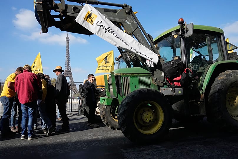 Francuscy rolnicy protestują przeciwko sojuszowi handlowym Mercosur z krajami Ameryki Południowej we wtorek, 14 października 2025 r., w pobliżu Wieży Eiffla w Paryżu. 