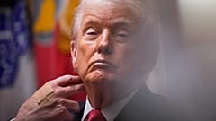 El presidente Donald Trump escucha durante una reunión del gabinete en la Casa Blanca, el martes 2 de diciembre de 2025, en Washington.