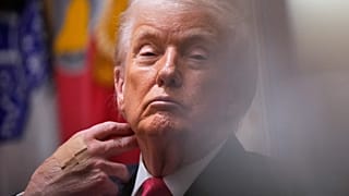 El presidente Donald Trump escucha durante una reunión del gabinete en la Casa Blanca, el martes 2 de diciembre de 2025, en Washington.