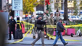 قوات المارشالات والحرس الوطني الأمريكي تظهر بعد إطلاق نار على جنديين من الحرس الوطني بالقرب من البيت الأبيض في واشنطن، الأربعاء 26 نوفمبر/تشرين الثاني 2025. 