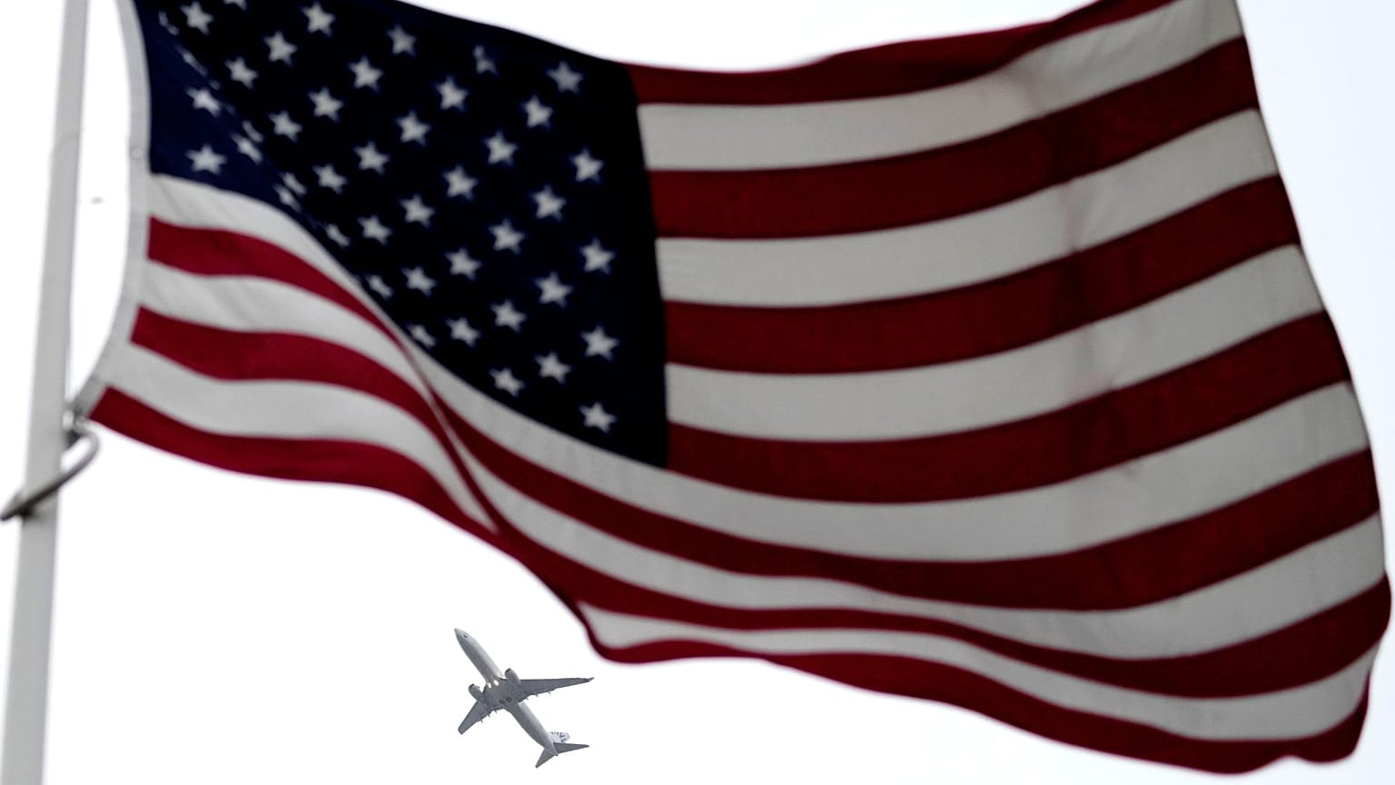 پرچم آمریکا و هواپیما در آسمان