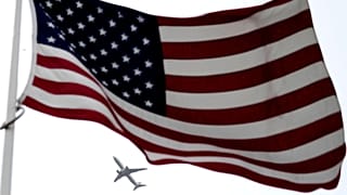 پرچم آمریکا و هواپیما در آسمان