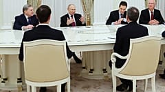  Ο Πούτιν, δεύτερος αριστερά, ο σύμβουλος εξωτερικής πολιτικής του Ρώσου προέδρου Γιούρι Ουσακόφ, αριστερά, και ο διευθύνων σύμβουλος του Ρωσικού Ταμείου Άμεσων Επενδύσεων, ειδικός προεδρικός αντιπρόσωπος για τις επενδύσεις 