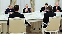 Vladimir Poutine, le conseiller en politique étrangère Iouri Oushakov et le PDG du Fonds russe d'investissement direct, Kirill Dmitriev