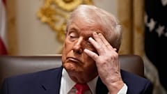 Le président Donald Trump écoute une réunion du cabinet à la Maison Blanche, mardi 2 décembre 2025, à Washington. (AP Photo/Julia Demaree Nikhinson)