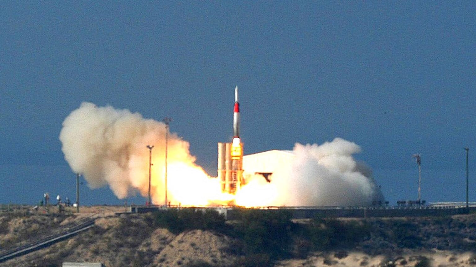 Archivfoto vom 2. Dezember 2005von Israel Aircraft Industries Ltd. zeigt den Abschuss einer Arrow-Rakete an einem unbekannten Ort in Israel