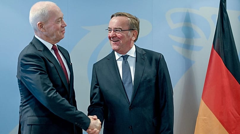 Boris Pistorius mit dem ehemaligen israelischen Verteidigungsminister Joaw Galant am 28. September 2023 in Berlin