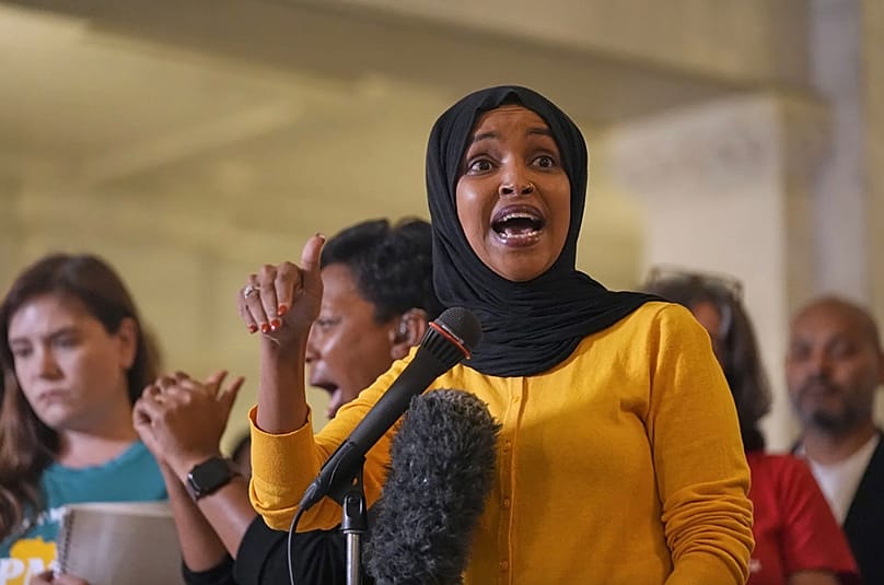 Demokrat Partili Minnesota Temsilcisi Ilhan Omar, Minneapolis Belediye Binası'nda düzenlenen basın toplantısında konuşuyor, 28 Ağustos 2025.