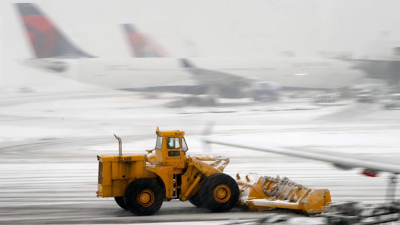 Limpa-neves desobstrui a pista na segunda-feira, 3 de fevereiro de 2014, no Aeroporto Newark Liberty, em Nova Jérsia. Prevê-se queda de neve até cinco polegadas em Newark.