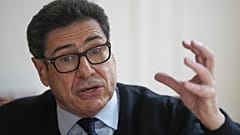 Le Français Philippe Aghion donne une interview à l'Associated Press après avoir reçu le prix Nobel d'économie, le lundi 13 octobre 2025 à Paris