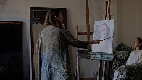 Celia Paul peint un portrait dans son atelier.