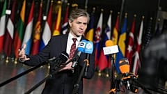 Le ministre lituanien des Affaires étrangères, Kestutis Budrys, s'adresse aux médias à son arrivée à une réunion des ministres des Affaires étrangères de l'OTAN au siège de l'OTAN à Bruxelles.