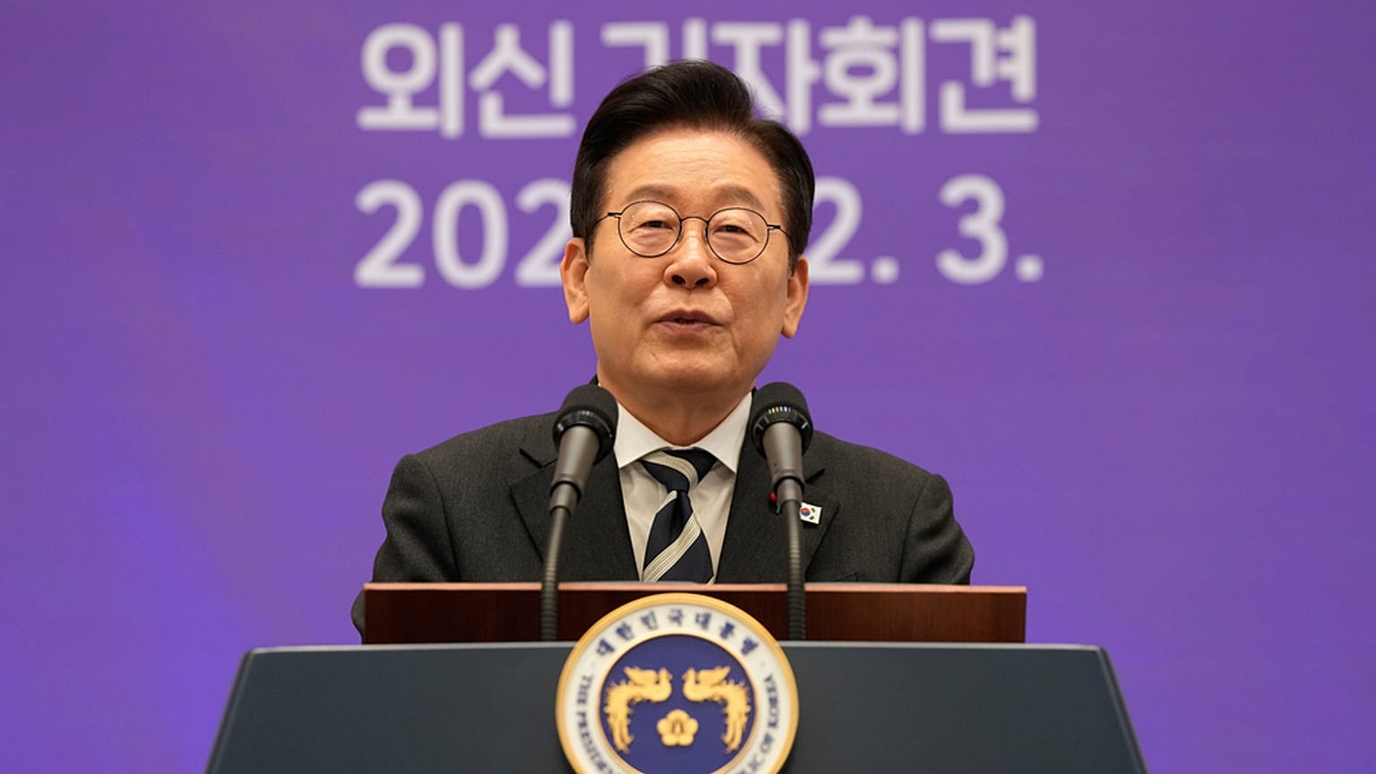 رئيس كوريا الجنوبية لي جاي ميونغ يتحدث خلال مؤتمر صحفي بمناسبة مرور عام على أزمة الأحكام العرفية في 3 ديسمبر، في البيت الأزرق بسيئول، كوريا الجنوبية، الأربعاء 3 ديسمبر 2025. (