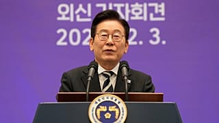 رئيس كوريا الجنوبية لي جاي ميونغ يتحدث خلال مؤتمر صحفي بمناسبة مرور عام على أزمة الأحكام العرفية في 3 ديسمبر، في البيت الأزرق بسيئول، كوريا الجنوبية، الأربعاء 3 ديسمبر 2025. (