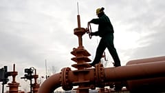 Un employé de la société hongroise Mol Natural Gas Transporting Corporation vérifie la pression dans le gazoduc acheminant le gaz naturel russe depuis l'Ukraine.